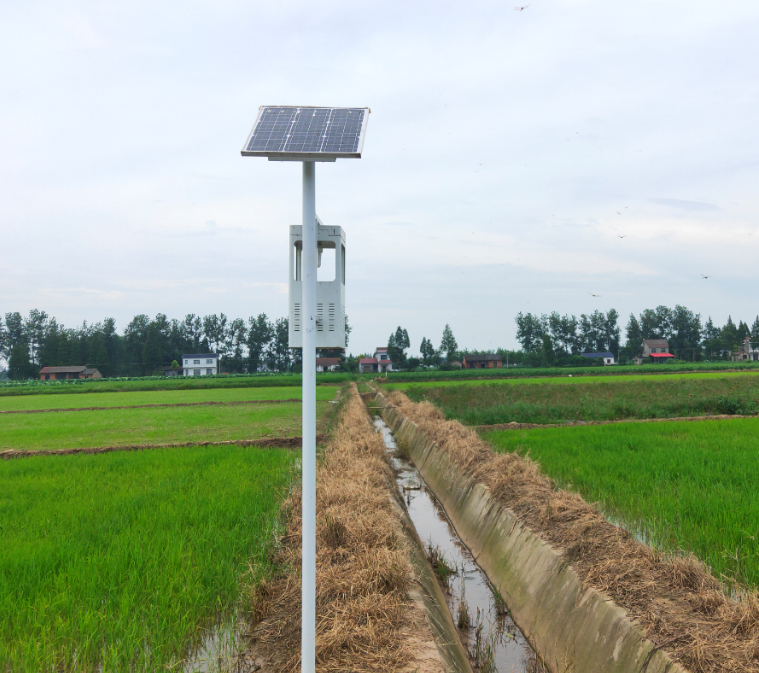 云飞风吸式太阳能杀虫灯