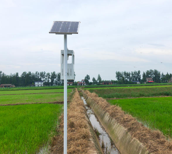 云飞风吸式太阳能杀虫灯